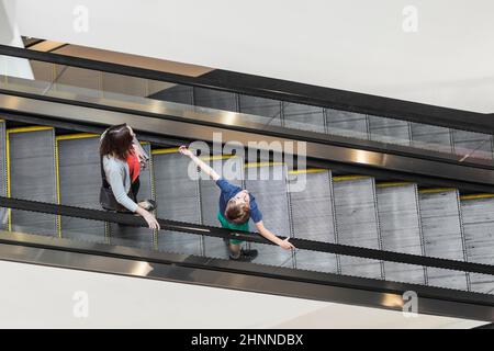 Persone in una scala mobile nel centro commerciale Providence Place a Providence, Stati Uniti Foto Stock