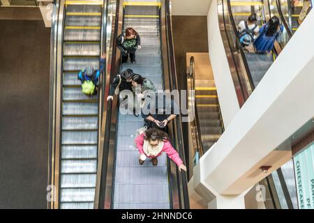 Persone in una scala mobile nel centro commerciale Providence Place a Providence, Stati Uniti Foto Stock