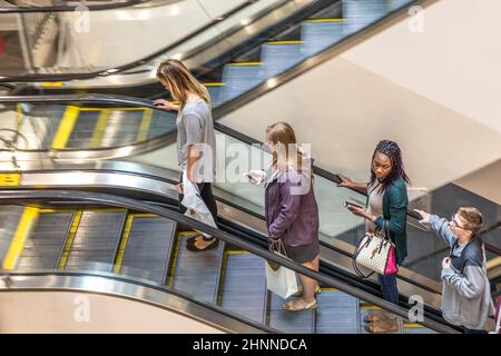 Persone in una scala mobile nel centro commerciale Providence Place a Providence, Stati Uniti Foto Stock