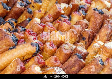 Pirozhki - panini al forno con marmellata, marmellata o cagliata. Foto Stock