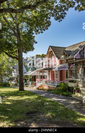 Cottage Gotici carpentieri in stile vittoriano, rifiniture di pan di zenzero in Wesleyan Grove, città di Oak Bluffs sul vigneto Martha's, Massachusetts Foto Stock