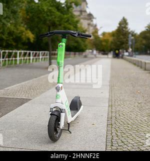 E-scooter parcheggiato del gruppo Lime nel centro di Berlino Foto Stock