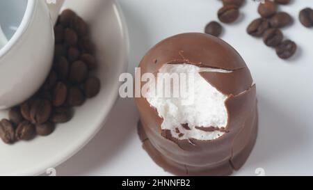 Krembo al cioccolato bianco sul tavolo. Una crema di marshmallow ricoperta di cioccolato che è popolare in Israele. Foto Stock