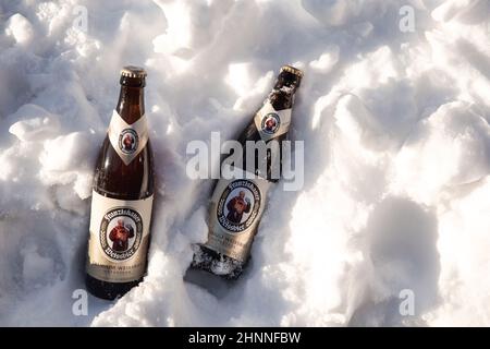 Paesi Bassi, novembre 2021 Franziskaner weissbier nella neve Foto Stock