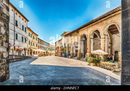 Le pittoresche vie medievali di Montalcino, provincia di Siena, Italia Foto Stock