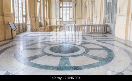 La più bella sala barocca d'Europa situata a Palazzo Madama, Torino. Interni con marmi di lusso, finestre e corridoi. Foto Stock