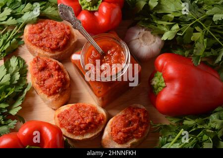 Ajvar, un delizioso piatto arrostito di pepe rosso e melanzane. Piatto tradizionale serbo macedone a base di peperoni rossi, melanzane e aglio, lutenitz Foto Stock