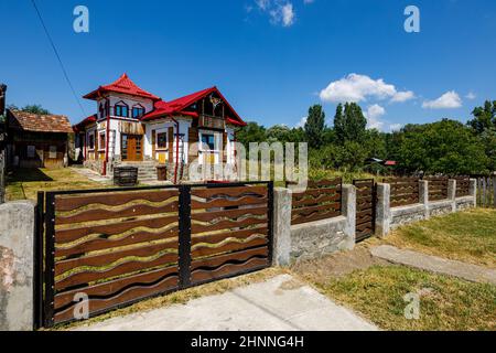 Villaggio e Case nel carpazi di Romania Foto Stock