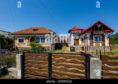 Villaggio e Case nel carpazi di Romania Foto Stock