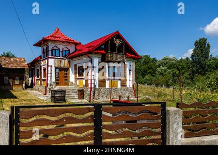 Villaggio e Case nel carpazi di Romania Foto Stock