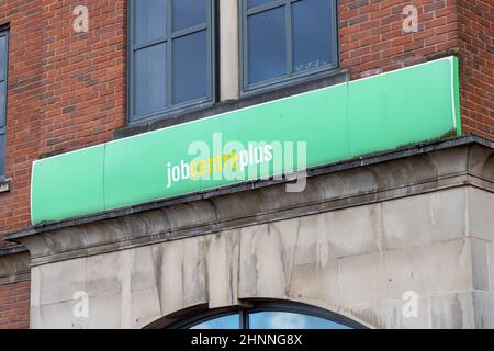 Di fronte alla filiale Job Centrre Plus nel centro di Wolverhampton Foto Stock