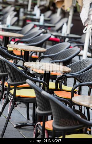Immagine a colori di sedie e tavoli vuoti in una terrazza all'aperto. Foto Stock