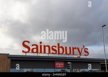 La parte anteriore del negozio Sainsbury's nel centro di Wolverhampton, completa di logo comapny Foto Stock