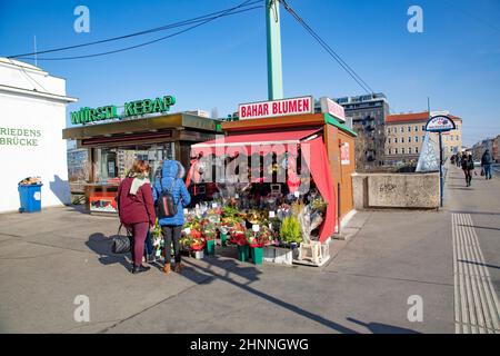 Negozio di fiori e una bancarella di salsiccia al Friedensbruecke (ponte di pace) a Vienna, in Austria, la gente si diverte a comprare in questi chioschi piccoli Foto Stock