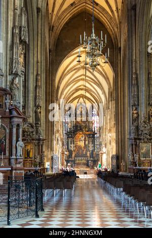 La gente partecipa al servizio religioso per i cattolici nella cattedrale di Santo Stefano a Vienna. Foto Stock