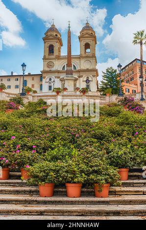 Chiesa di Trinita dei Monti, iconico punto di riferimento a Roma, Italia Foto Stock