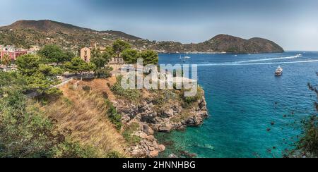 Il panoramico lungomare di Lipari, Isole Eolie, Italia Foto Stock