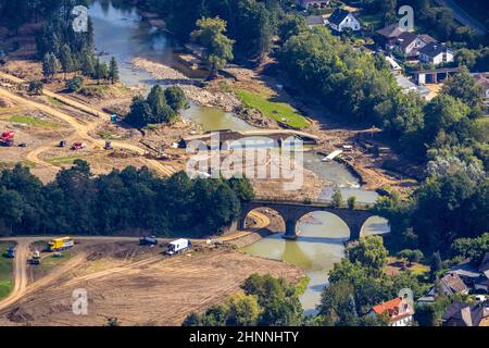 Fotografia aerea, area allagata sul fiume Ahr con ponte distrutto nel distretto di Dümpelfeld, Adenau, alluvione Ahr, valle Ahr, Renania-Palatinato Foto Stock