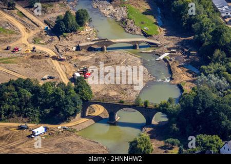 Fotografia aerea, area allagata sul fiume Ahr con ponte distrutto nel distretto di Dümpelfeld, Adenau, alluvione Ahr, valle Ahr, Renania-Palatinato Foto Stock