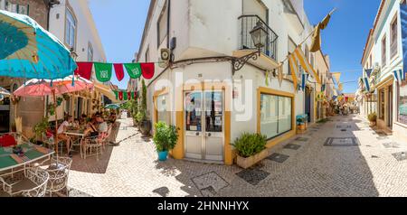 Vista panoramica del centro storico di Silves con piccoli ristoranti e negozi tipici portoghesi Foto Stock