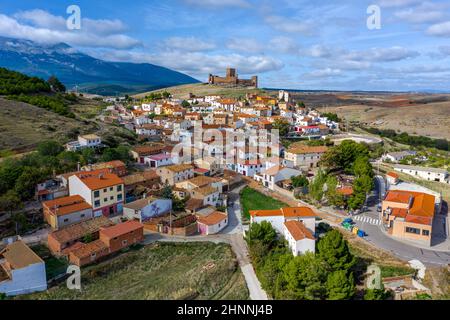 Trasmoz, Spagna - 6 novembre 2021: Veduta aerea panoramica del Castello di Trasmoz, fortezza medievale del XIII secolo, regione di Tarazona, provincia di Saragozza, Spagna. Foto Stock