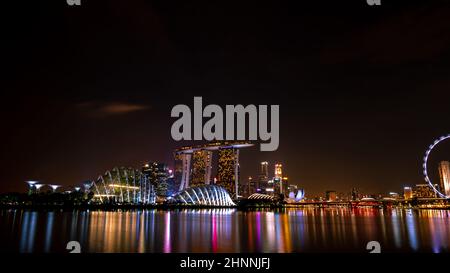 SINGAPORE-MAGGIO 19, 2019 : Città moderna e finanziaria di Singapore in Asia. Punto di riferimento della Marina Bay di Singapore. Panorama notturno dell'edificio d'affari e dell'hotel. Vista panoramica della baia di Marina al tramonto. Foto Stock