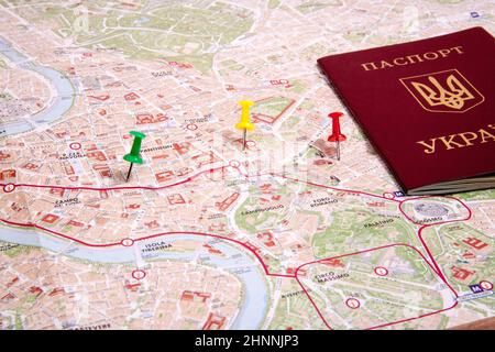 Passaporti su una mappa della Roma Foto Stock