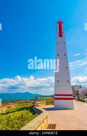 Passeggiata con bianco rosso obelisco torre può Picafort Maiorca Spagna. Foto Stock