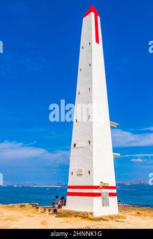 Passeggiata con bianco rosso obelisco torre può Picafort Maiorca Spagna. Foto Stock