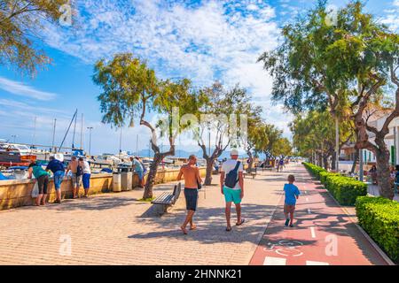 Bella passeggiata e mare paesaggio panorama può Picafort Maiorca Spagna. Foto Stock