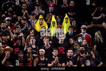 Piscataway, New Jersey, Stati Uniti. 17th Feb 2022. Il corpo studentesco Rutgers reagisce alla partita tra l'Illinois Fighting Illini e i Rutgers Scarlet Knights alla Jersey Mikes Arena di Piscataway, New Jersey, mercoledì 16 2022 febbraio. Rutgers sconvolse #12 Illinois 70-59. Duncan Williams/CSM/Alamy Live News Foto Stock