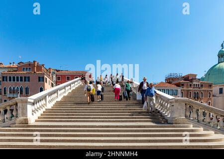 Persone che attraversano il Canal Grande al ponte degli scalzi vicino alla stazione di luca a Venezia. Foto Stock