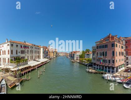 Vista dal ponte degli scalzi al canale grande alla stazione di luca a Venezia, Italia nel quartiere cannaregio Foto Stock