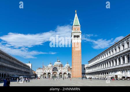 La gente gode di visitare Piazza san Marco con campanile e basilica a Venezia, Italia. Foto Stock