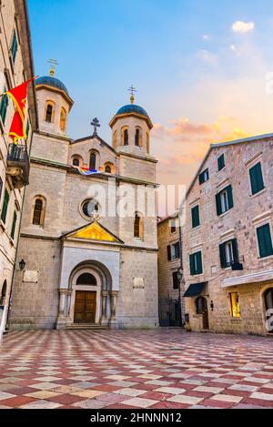 Alba sopra la chiesa di San Nicola a Kotor, Montenegro Foto Stock