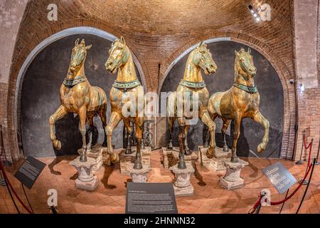 Antichi cavalli di bronzo all'interno della Basilica di San Marco a Venezia. Famosa quadriga da Costantinopoli. San Marco o la Basilica di San Marco è il punto di riferimento principale di Venezia Foto Stock