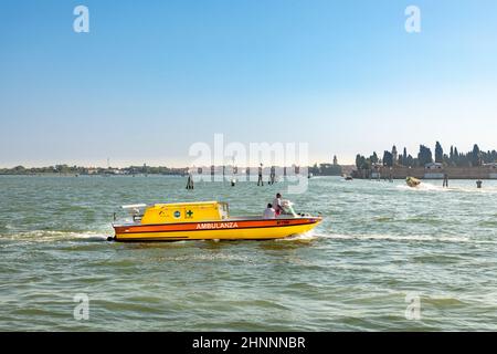 Barca di soccorso - ambulanza d'acqua - in azione nella laguna di Venezia, Italia Foto Stock