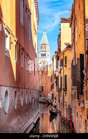 Onola in piccolo canale con vista sul Campanile in Piazza San Marco a Venezia, Italia Foto Stock