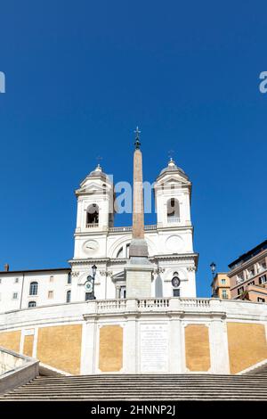 Chiesa della Santissima Trinita dei Monti con l'Obelisco Sallustiano e Piazza di Spagna vicino a Piazza di Spagna. Foto Stock