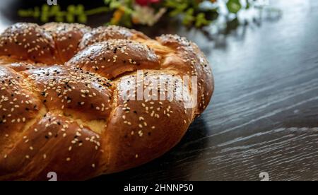 Pane dolce pasquale, cozonac o tsoureki in legno, vista ravvicinata. Brioche intrecciata, dessert tradizionale festivo Foto Stock