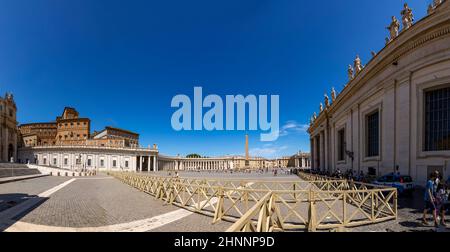 Ouristi Visita la Piazza di San Pietro in Vaticano con i famosi edifici di Michelangelo a Roma, Italia Foto Stock