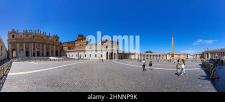 Ouristi Visita la Piazza di San Pietro in Vaticano con i famosi edifici di Michelangelo a Roma, Italia Foto Stock