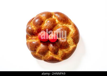 Tsoureki greco, pane dolce pasquale, cozonac isolato su sfondo bianco. Brioche rotonda intrecciata, dessert tradizionale festivo, vista dall'alto Foto Stock