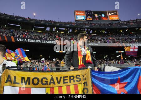 Barcellona, Catalogna, Espana. 17th Feb 2022. Durante la partita di calcio Europa League FC Barcellona vs SSC Napoli il 17 febbraio 2022 allo stadio Camp Nou di Barcellona.in foto: Sostenitori Barcellona (Credit Image: © Fabio Sasso/ZUMA Press Wire) Foto Stock