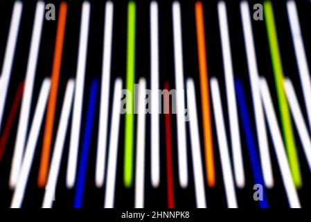 Astratte strisce astratte multicolore incandescenti su sfondo nero isolato. Design per sfondo, banner, modello di presentazione. Foto Stock