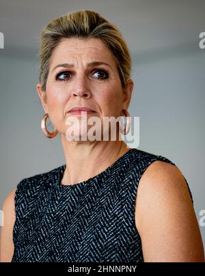 Zoetermeer, Niederlande. 17th Feb 2022. Queen Maxima dei Paesi Bassi alla LG Sonic di Zoetermeer, il 17 febbraio 2022, per una visita di lavoro, questa società è specializzata nel controllo chimico-libero delle alghe utilizzando onde sonore ultrasoniche a bassa potenza Credit: Rotapool/P van Katwijk/ Albert Nieboer/Netherlands OUT/Point de Vue OUT/dpa/Alamy Live News Foto Stock