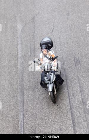 Persone in moto a Roma in vista areale. Molte persone a Roma usano le moto per evitare ingorghi Foto Stock