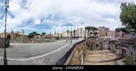 Vista panoramica su via dei fori imperati con l'antica roma con il Foro romano e i siti archeologici Foto Stock