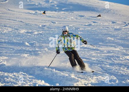 Sciatore freeride che fa la mano in piedi sulla vetta Foto Stock