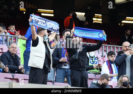 Barcellona, Catalogna, Espana. 17th Feb 2022. Durante la partita di calcio dell'Europa League FC Barcellona vs SSC Napoli il 17 febbraio 2022 allo stadio Camp Nou di Barcellona.in foto: Supporters Napoli (Credit Image: © Fabio Sasso/ZUMA Press Wire) Foto Stock